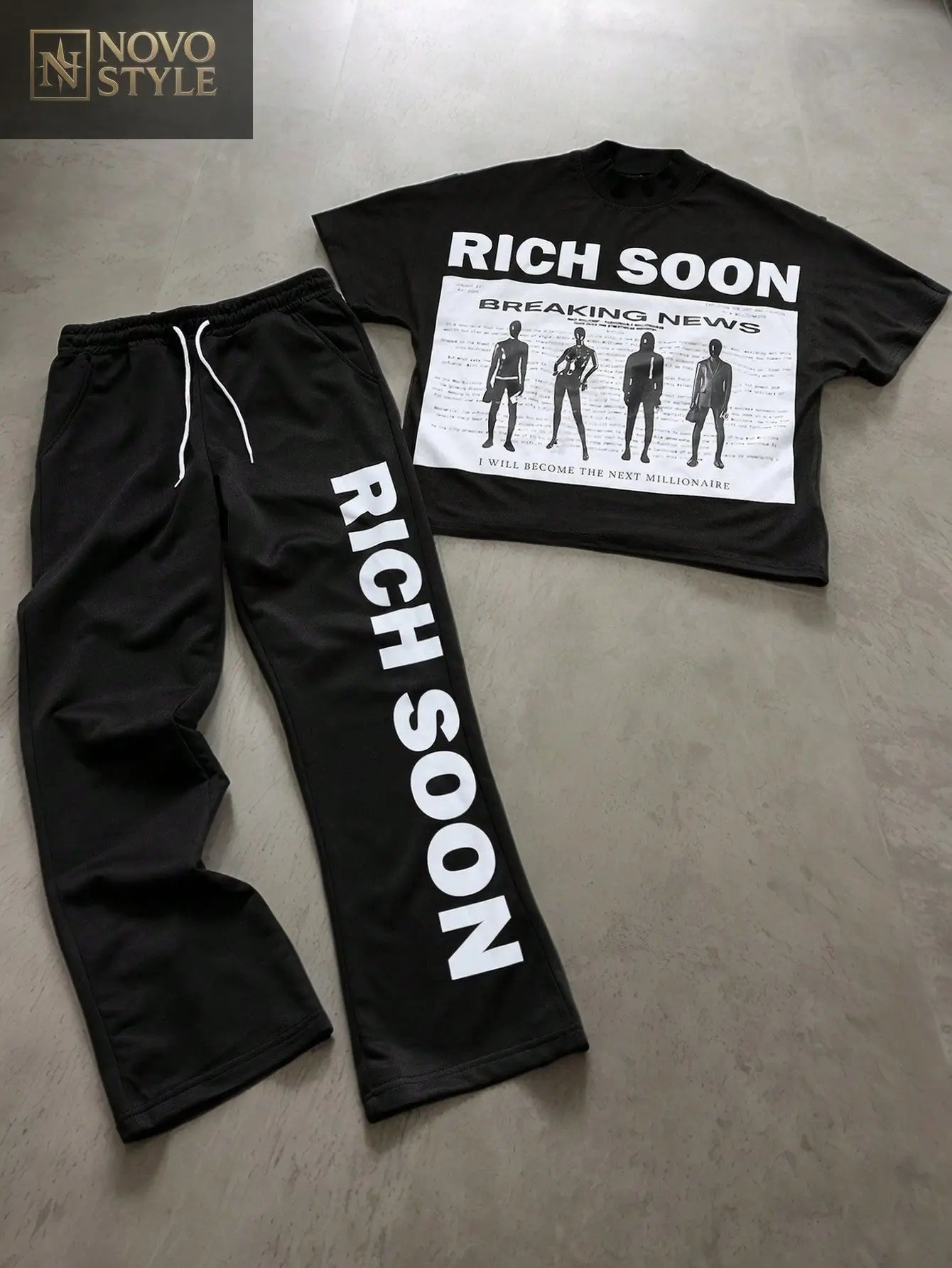 Novo Style Men's Young Street Style, INS Matching Item: Black T-Shirt Set With Small Stand Collar Short Sleeve And Slightly Flared Sweatpants. Features An Oversized Cyberpunk Graphic Print On The Front And A 'RICH SOON' Slogan Design. This Black And White Novo Style